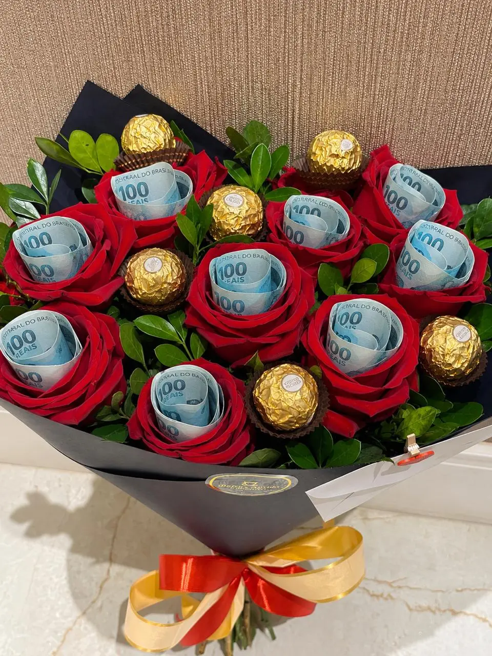Buquê alegre com gérberas laranja e flores delicadas