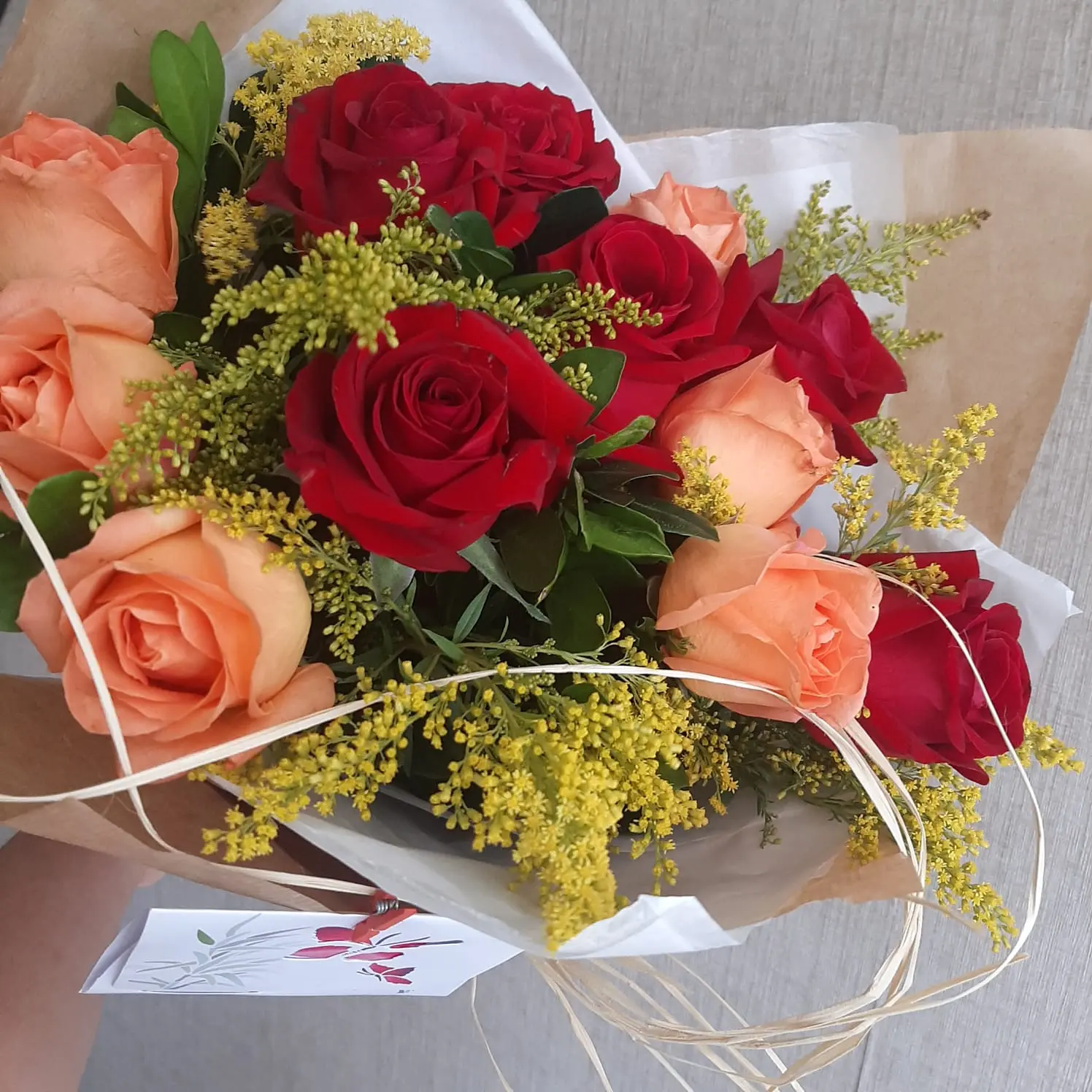Buquê vibrante com girassóis e rosas